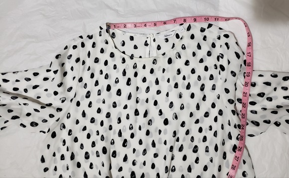 Reitmans raindrop patterned 3/4 blouse with smocking - Picture 5 of 8